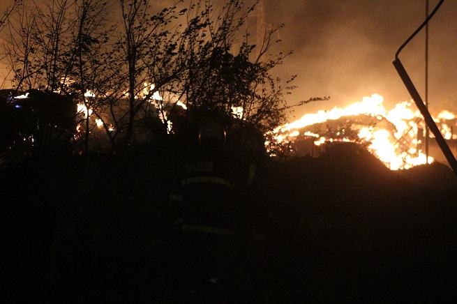 Огнеборците в града се справят и с още няколко избухнали пожари