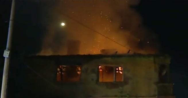 Жилищен блок горя в центъра на град Божурище късно снощи