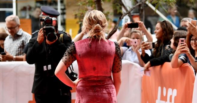 Тоалетите на звездите винаги са в центъра на вниманието когато