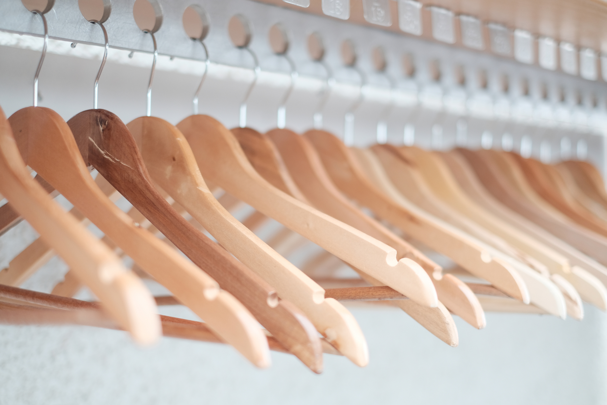 Може да използвате различни цветове за закачалките, а не еднакви, за да разграничите летните от зимните дрехи. Освен това ще внесете много настроение в гардероба, особено ако е на децата ви.
