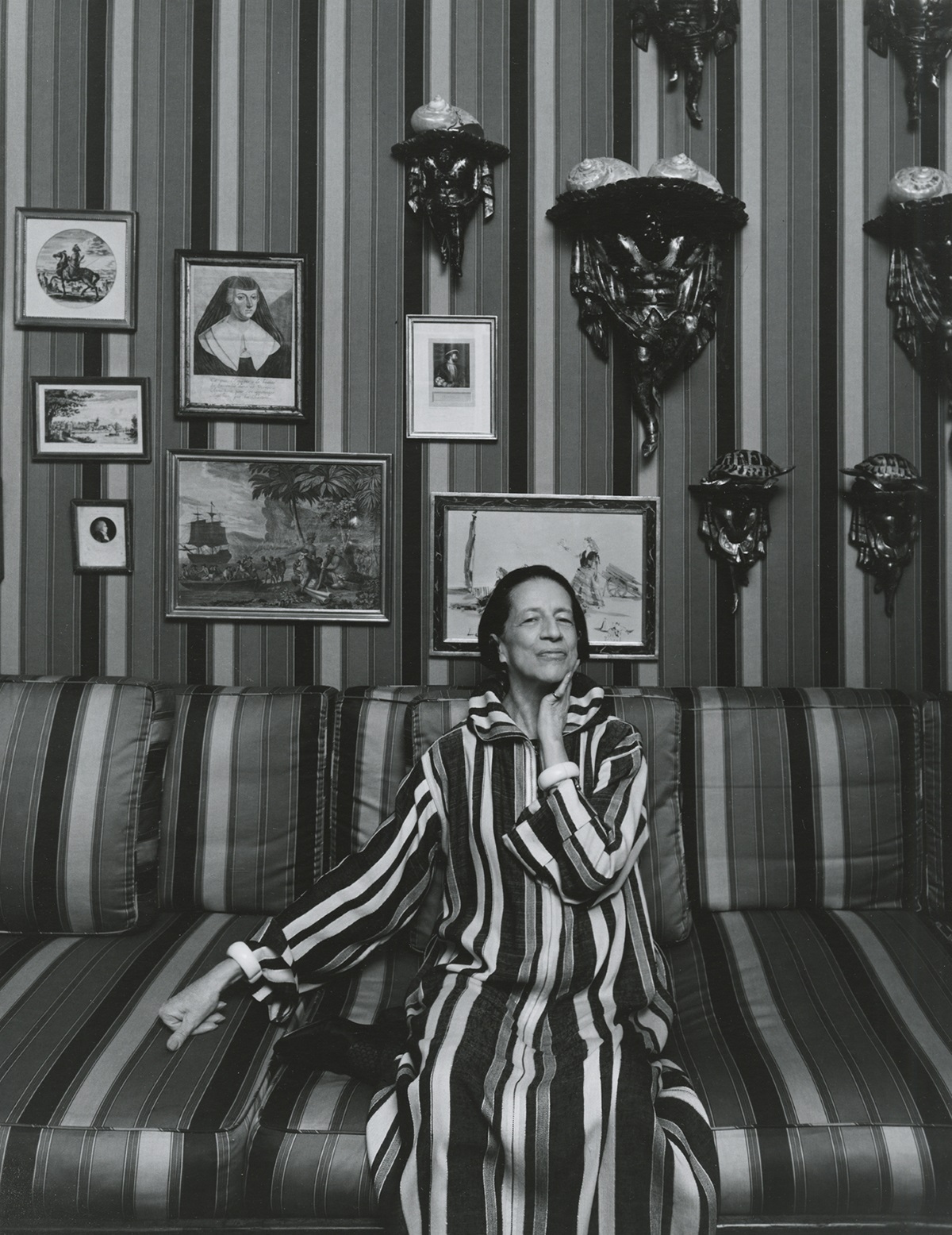 Модната легенда Даяна Врийланд, 1974 г. Тя е една от най-влиятелните модни фигури в американската fashion история през 20 век. Работила е за сп. Harper&#39;s Bazaar и модната библия Vogue. 