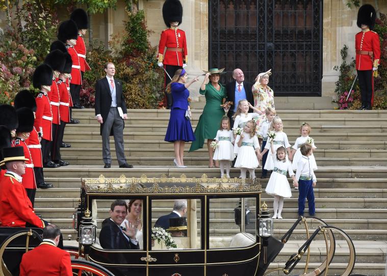 <p>Малките шафери на сватбата на принцеса Юджийн отново приковаха вниманието на всички към себе си. И предизвикаха широки усмивки.</p>