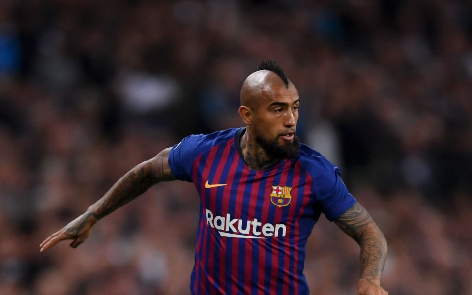 Халфът на Барселона Артуро Видал е подал жалба пред Испанската