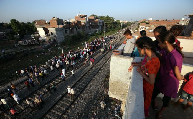 Влак уби 50 души в Индия