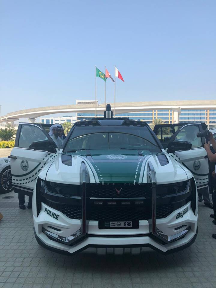 Премиерът Бойко Борисов посети Центъра по операциите на полицията в Дубай и там подкара луксозна патрулна кола.
