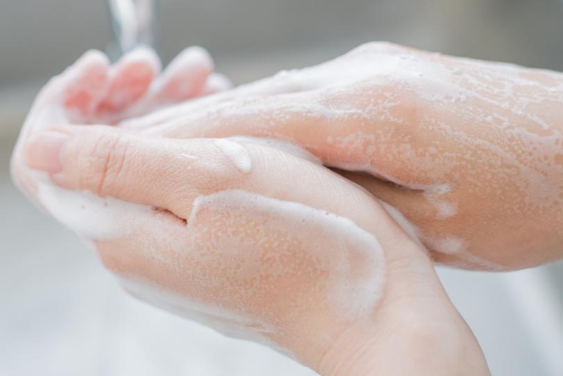 <p><strong>Поддържай добра хигиена</strong></p>

<p>Може да е пределно ясно, но не всички мием ръцете си както трябва &ndash; винаги с чиста вода и сапунисване в продължение на не по-малко от 20 секунди преди изплакване. Сапунът сам по себе си не убива микробите, а ги повдига, за да бъдат измити с течащата вода.</p>