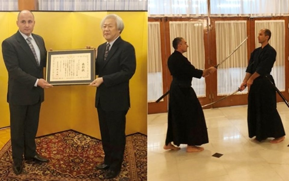 Самурайски мечове в японското посолство