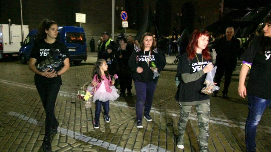 <p>Протестът на майките за оставката за Симеонов не спира</p>