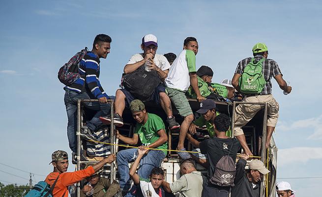 Хиляди мигранти вървят към САЩ, Тръмп прати армията