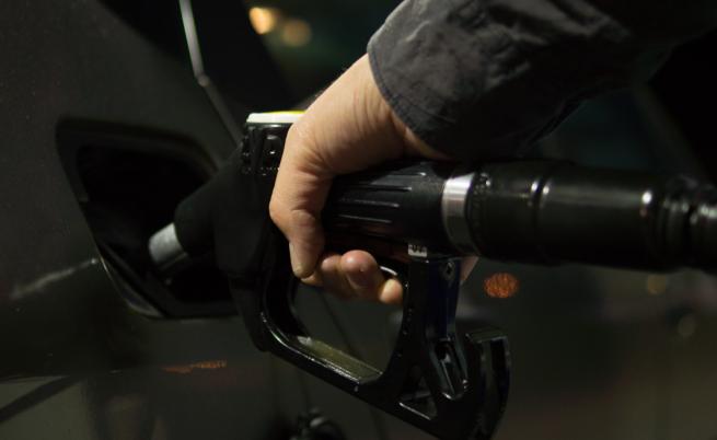 Защо цената на бензина е различна, КЗК се намеси