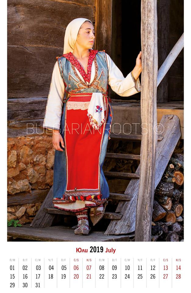 Женски сукманен костюм от Узункьопрю, Източна Тракия<br />
Women’s sukman (pinafore) garb from <br />
Uzunkopru, Eastern Thrace<br />
Модел: Таня Николова<br />
Model: Tanya Nikolova