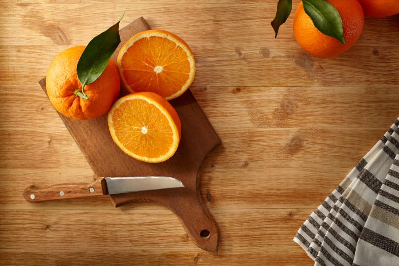 <p><strong>Портокали</strong><br />
Витамин С, калий и поддържащата имунитета фолиева киселина &ndash; това ни дават тези цитрусови плодове покрай фруктозата и свежия вкус. За да не се губят ценни фибри, по-добре е портокалът да се консумира не под формата на сок, а като плод.</p>
