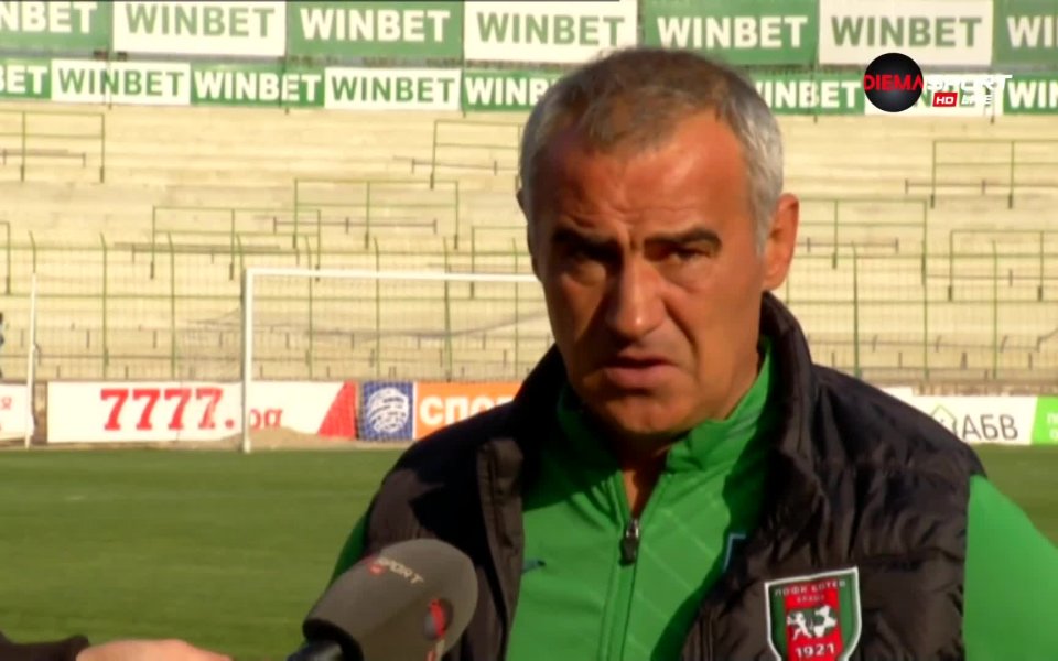 Треньорът на Ботев Враца Сашо Ангелов няма да може да