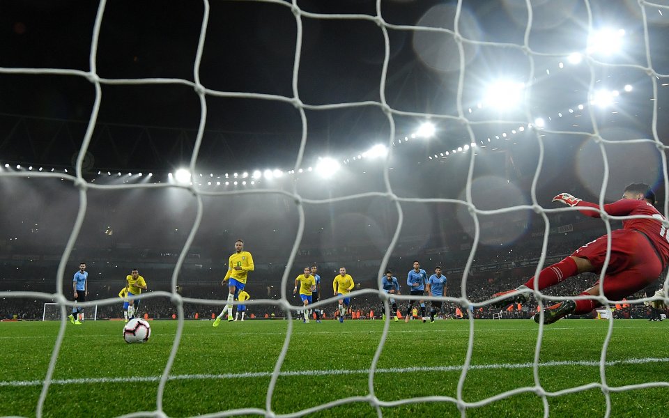 Зловещ момент на мач в Бразилия - гръм удари футболист