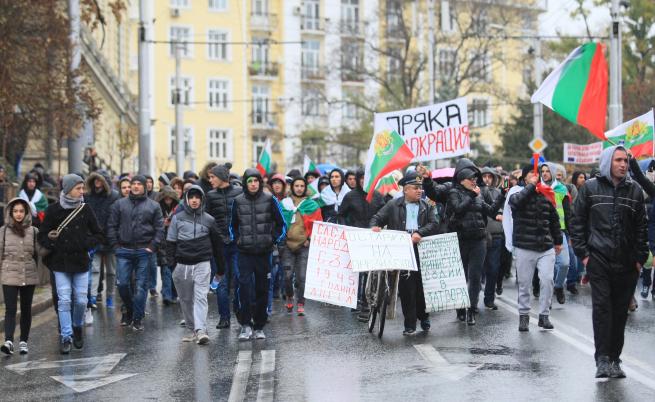 Шофьор прави дрифтове около протеста в София