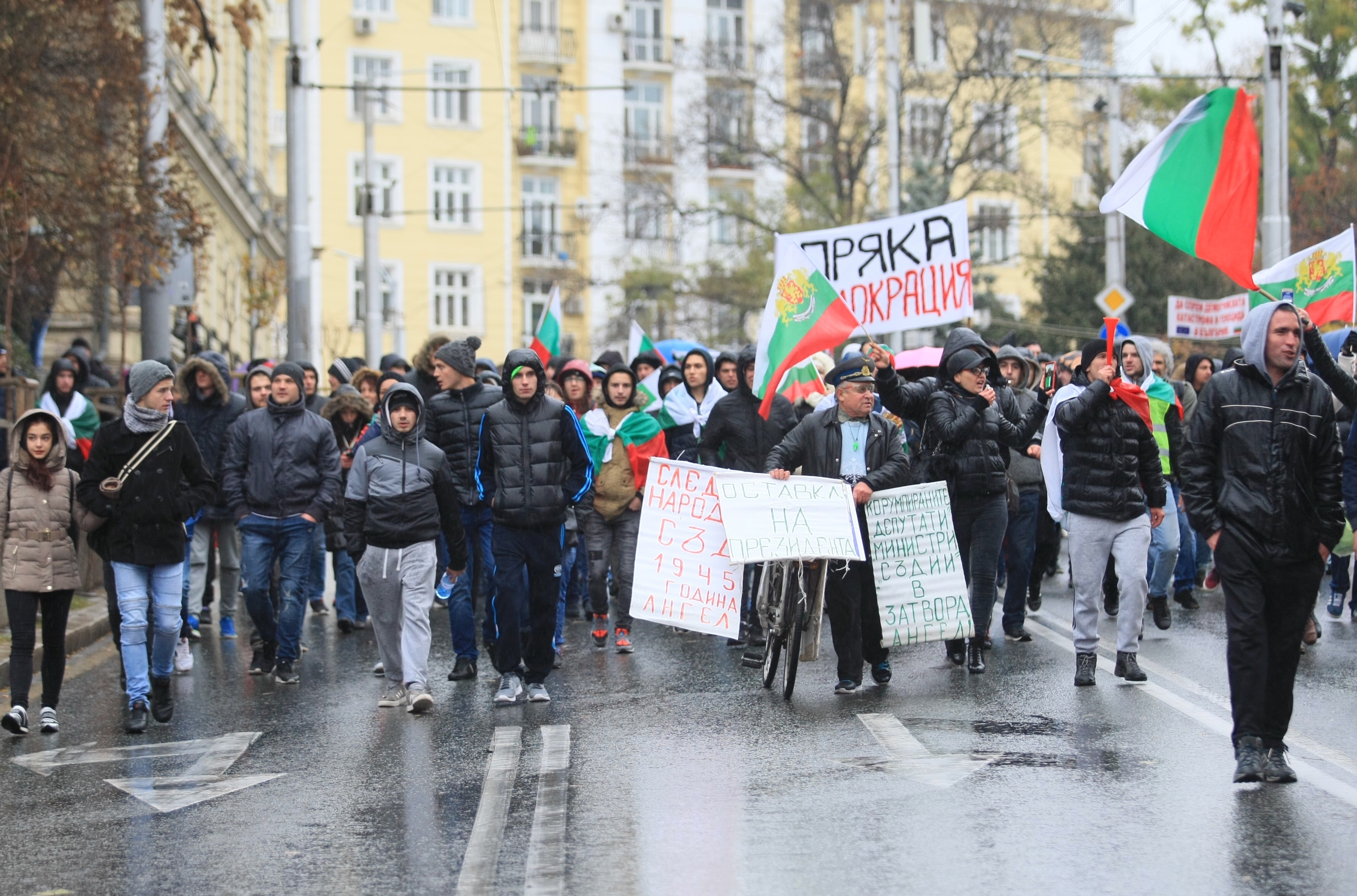 Шофьор прави дрифтове около протеста в София