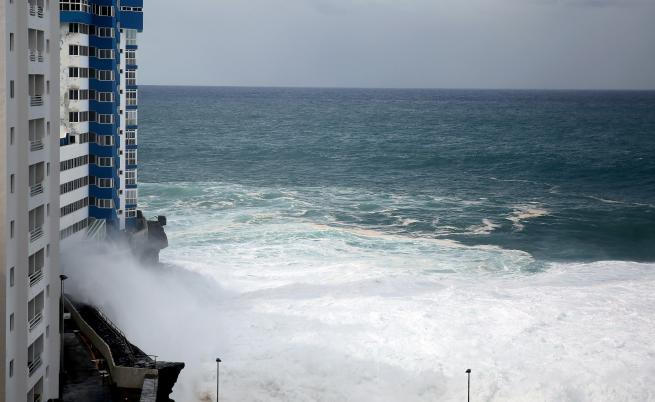Огромни вълни рушат сгради в Тенерифе