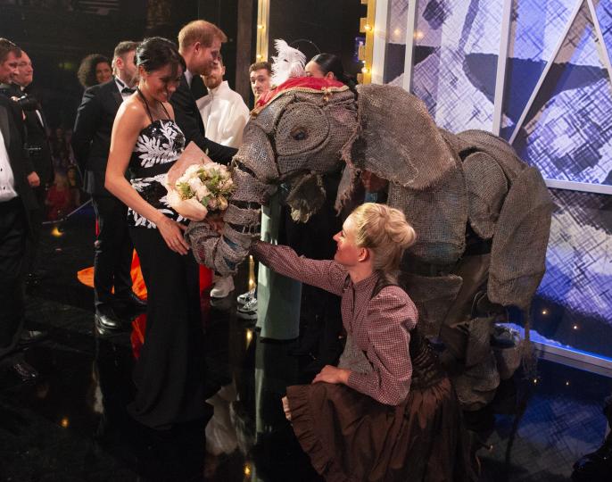 6 месеца след сватбата: пайети и блясък от Меган Маркъл - снимка 7