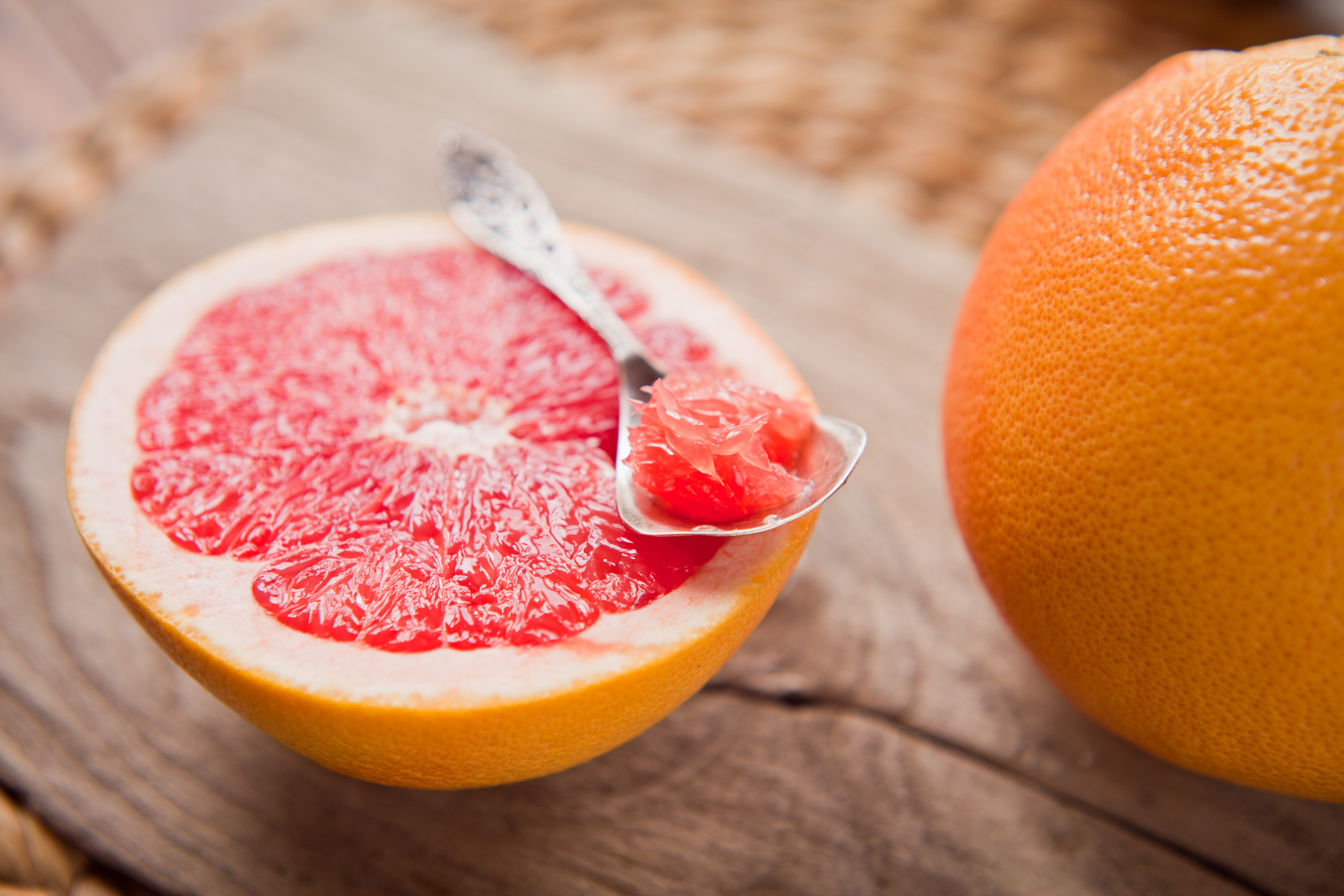 Грейпфрут<br />
С много витамини е и помага за разграждането на мазнините. Освен като сок, можете да го добавяте и към салати.