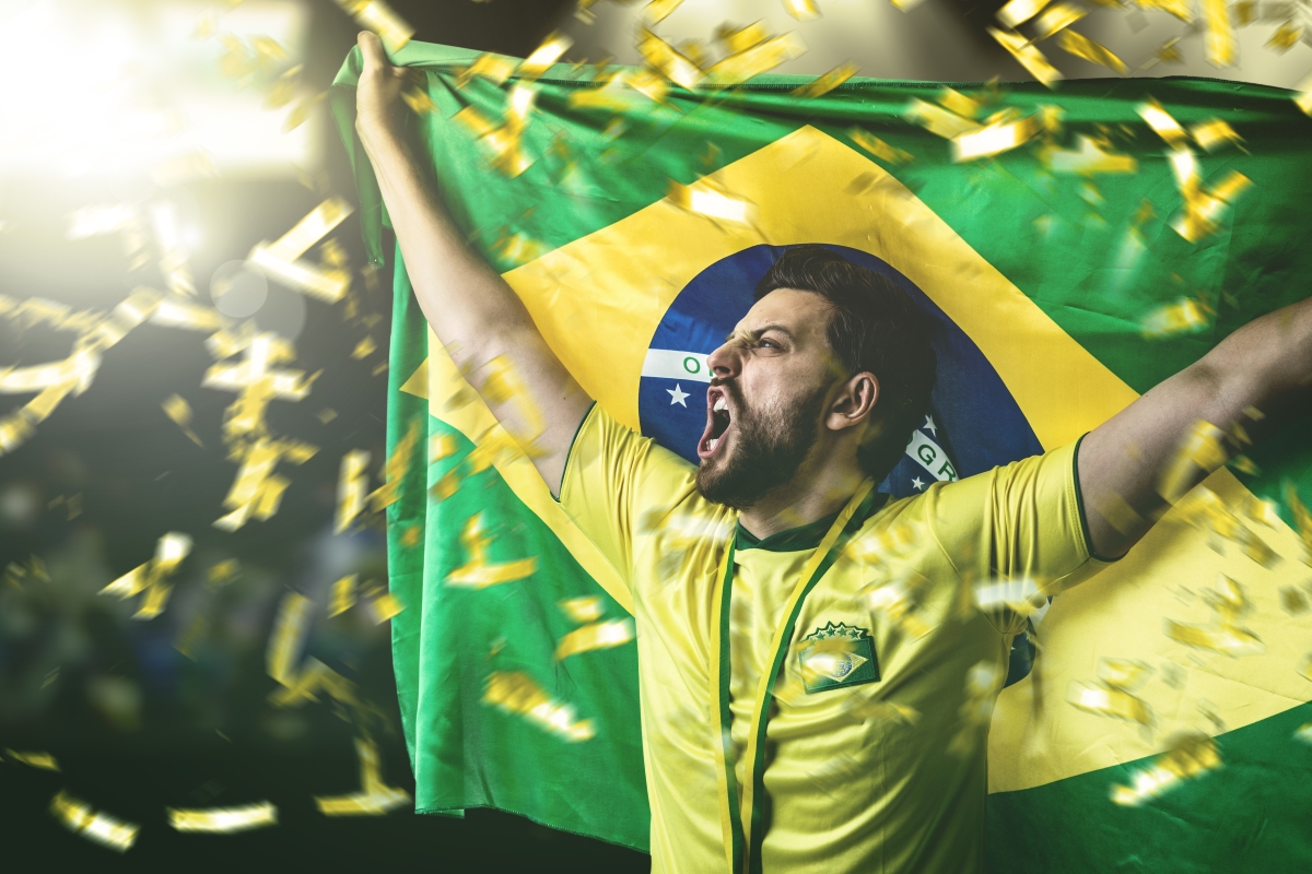 Шампиони са бразилците. Те не се свенят да полажат бурно радостта си в сюблимния момент. 