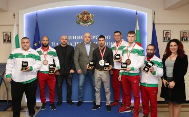 Кралев даде почетни плакети на медалистите от Световното по ММА
