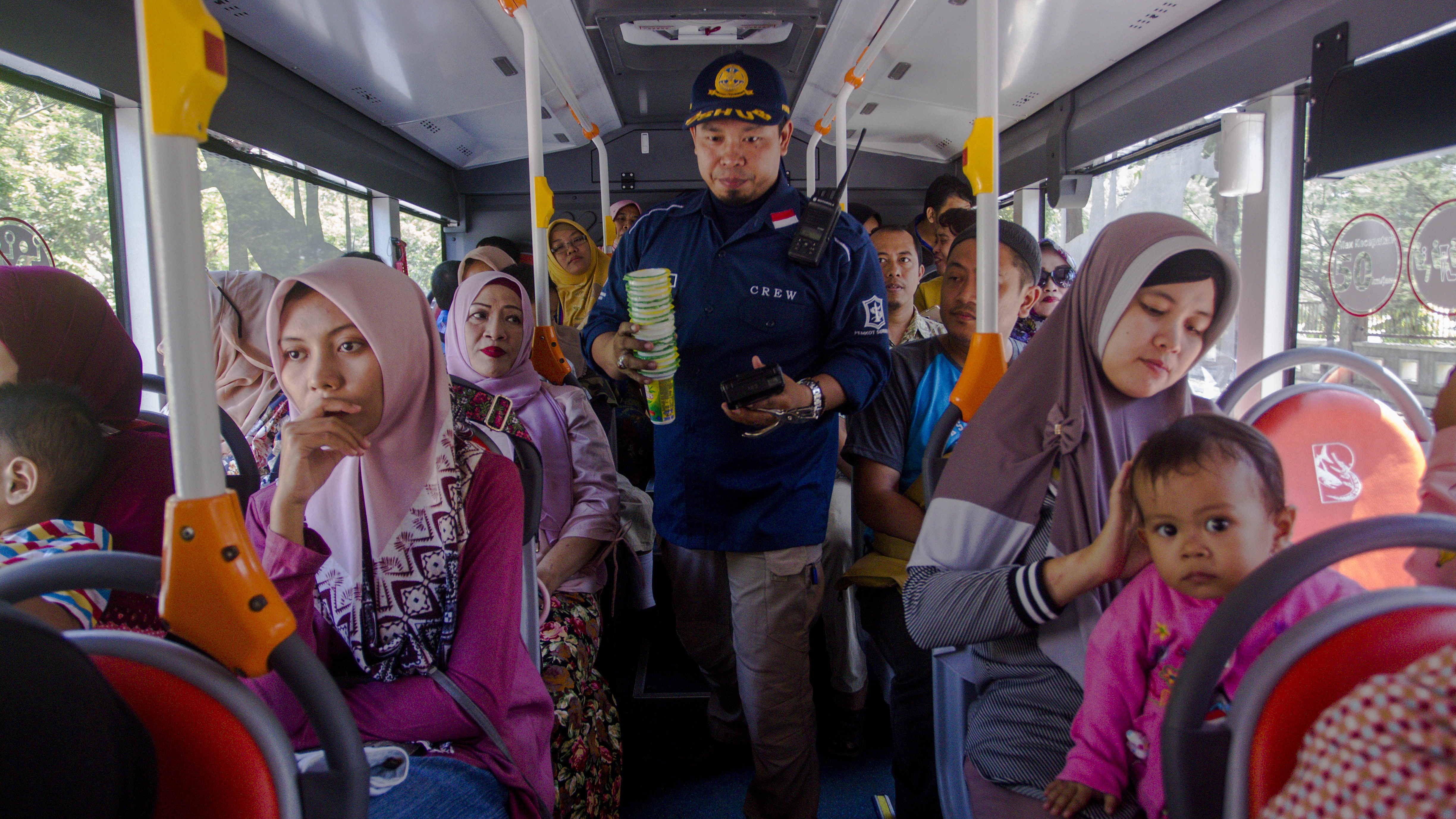 "Bus Suroboyo" предлага двучасов безплатен билет когато пътника донесе 5 пластмасови бутилки или 10 чаши за еднократна употреба.