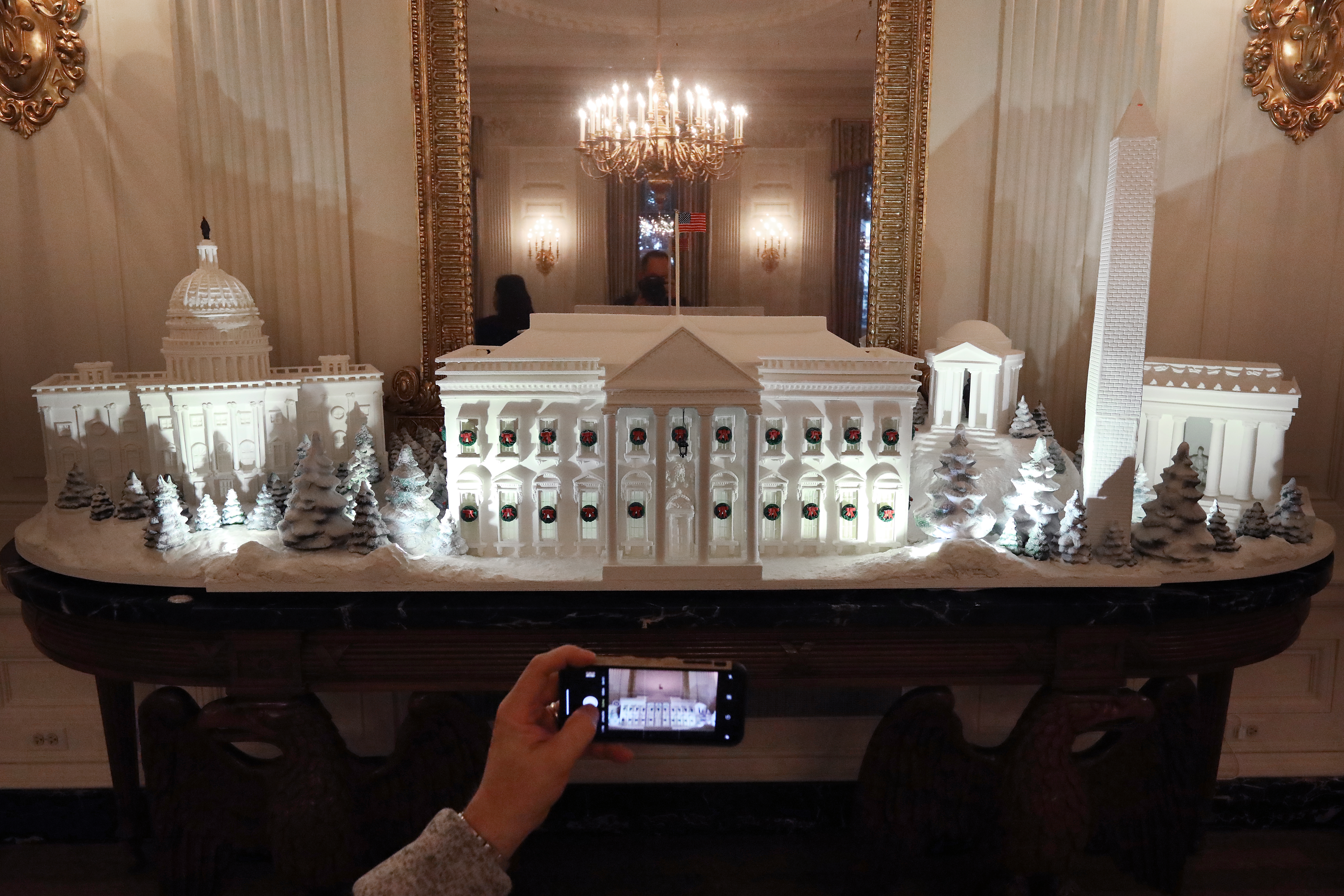 Първата дама на САЩ Мелания Тръмп представи тазгодишната коледна украса на Белия дом, като декорът й е вдъхновен от лайтмотива "Съкровищата на Америка".