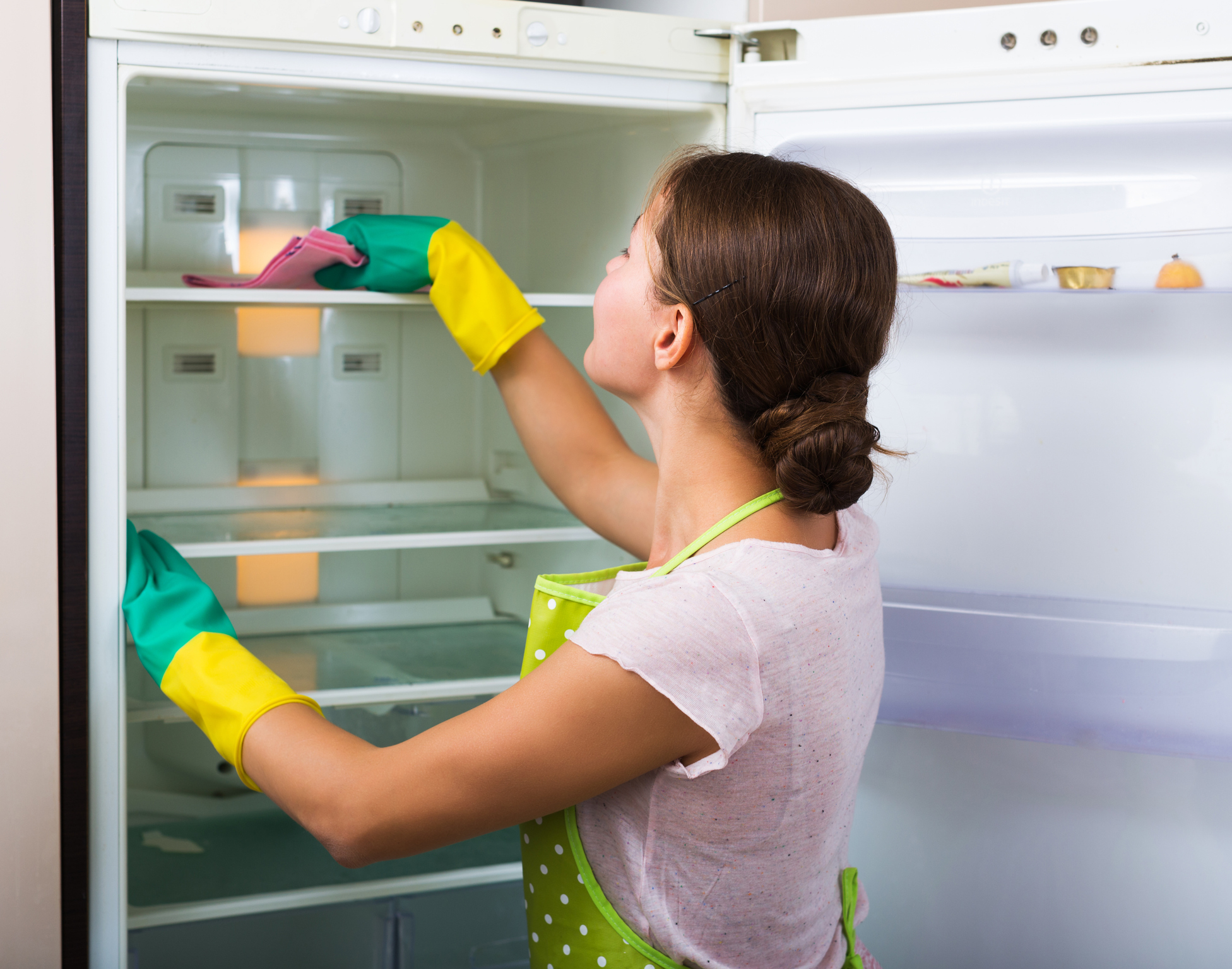 Почистете хладилника<br />
 <br />
Имаме предвид основно почистване. Обикновено, когато нещо се разлее в хладилника, забърсваме, но сега е момент да размразим и почистим хубаво мястото, където ще съхраняваме всички вкусотии около празниците, а те ще се повечко, признаваме.