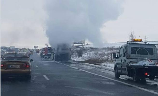Автобус се запали на магистрала „Тракия”