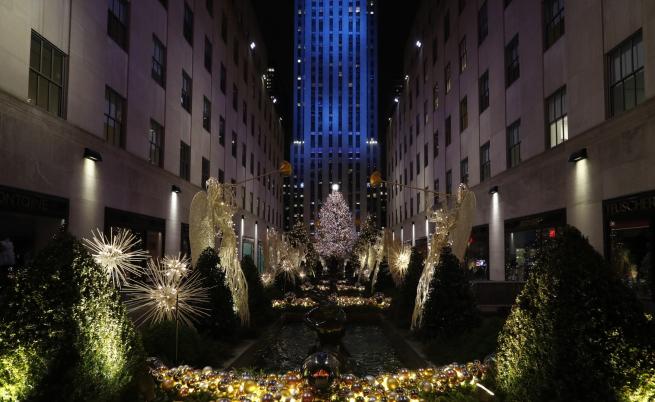 В Ню Йорк светна една от най-известните елхи в света