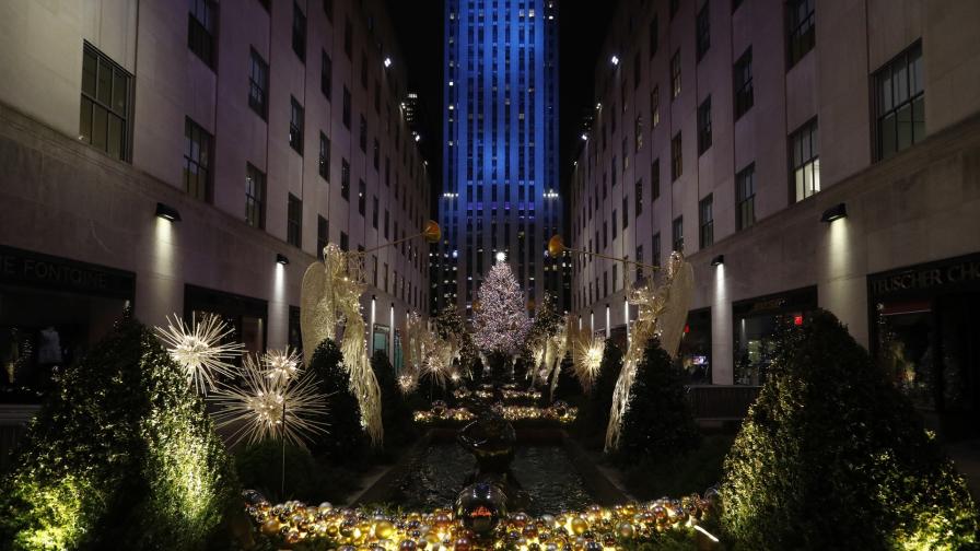 В Ню Йорк светна една от най-известните елхи в света
