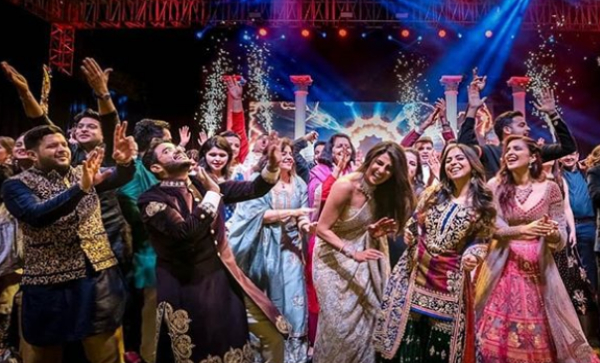 Актрисата Приянка Чопра и певецът Ник Джонас размениха обети на хиндуистка церемония, която е кулминацията на тридневната им сватба в индийски замък. Тя включваше още мач по крикет, боливудски песни, танци и фойерверки, предаде Ройтерс. Звездите празнуват сватбата си в пищния индийски дворец Умаид Бхаван в Джодпур. Те споделиха снимки от ритуала мехенди, на който ръцете на булката се украсяват с къна.