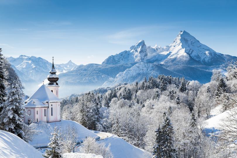<p><strong>Алпите</strong></p>

<p>Това е любимата зимна дестинация на кралските особи. Най-предпочитаните от тях курорти в Алпите са швейцарския Клостер, австрийският Лех и френския Куршавел, който е най-скъпият зимен курорт в света.</p>