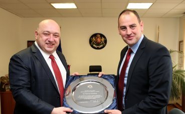 Министър Кралев награди Петър Стойчев за успеха му
