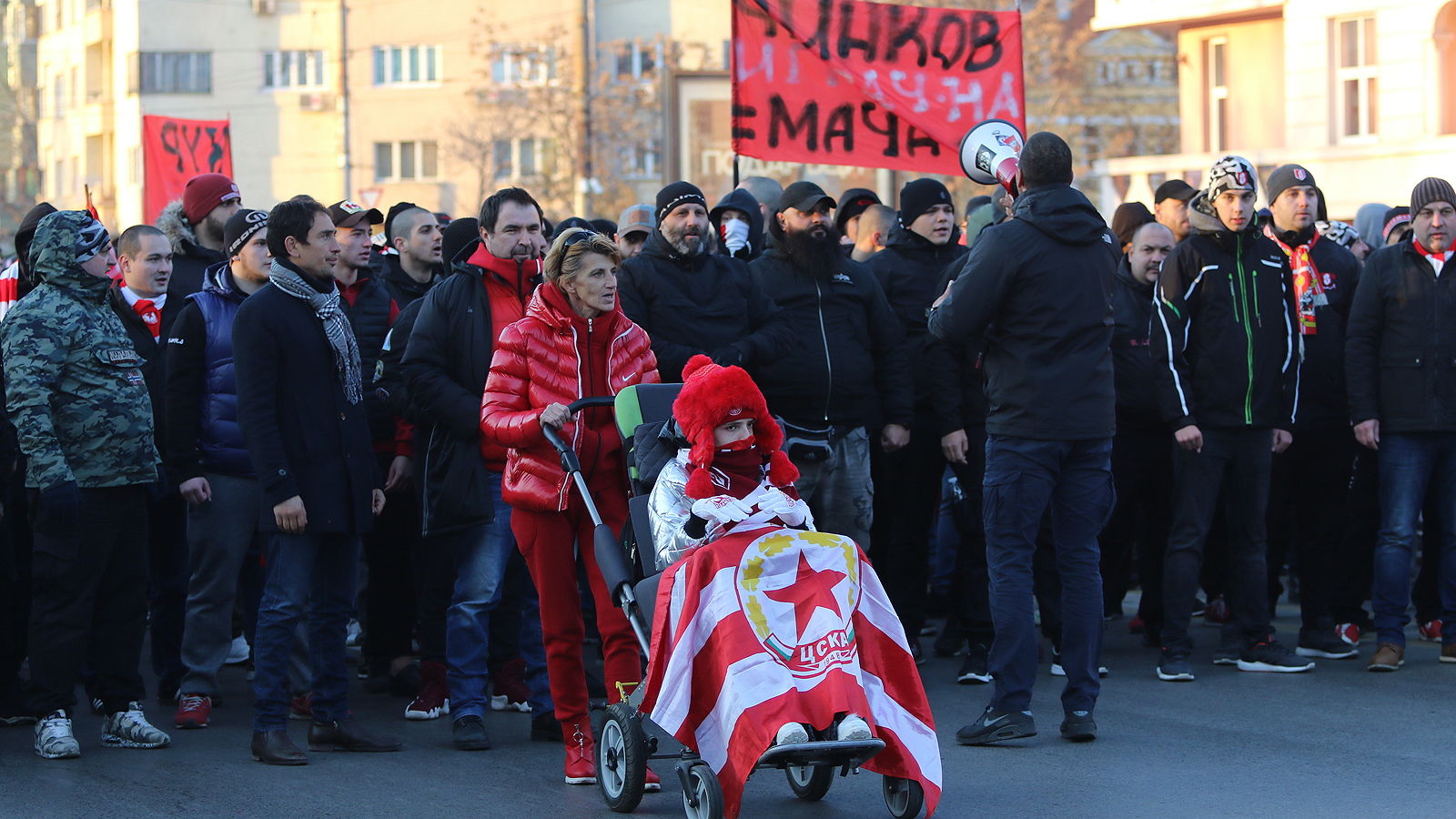Феновете на ЦСКА София на мирен протест срещу БФС, затвориха Орлов мост за кратко