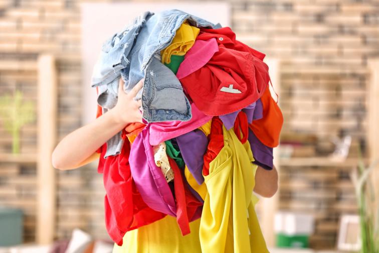 пране дрехи пералня