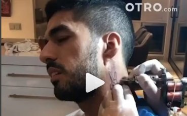 Запазената марка на Луис Суарес вече е на врата му
