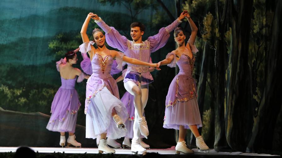Спектакъл класиката Лебедово езеро изпълнение Руски държавен балет на лед