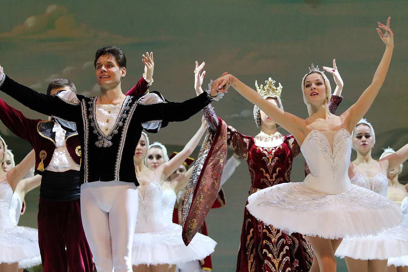 Спектакъла на класиката "Лебедово езеро" в изпълнение на Руски държавен балет на лед "Санкт Петeрбург" в зала 1 на НДК