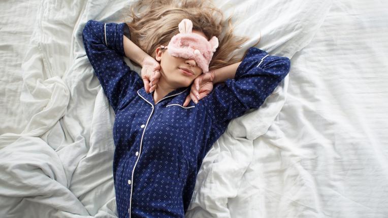 жена пижама легло спане сън