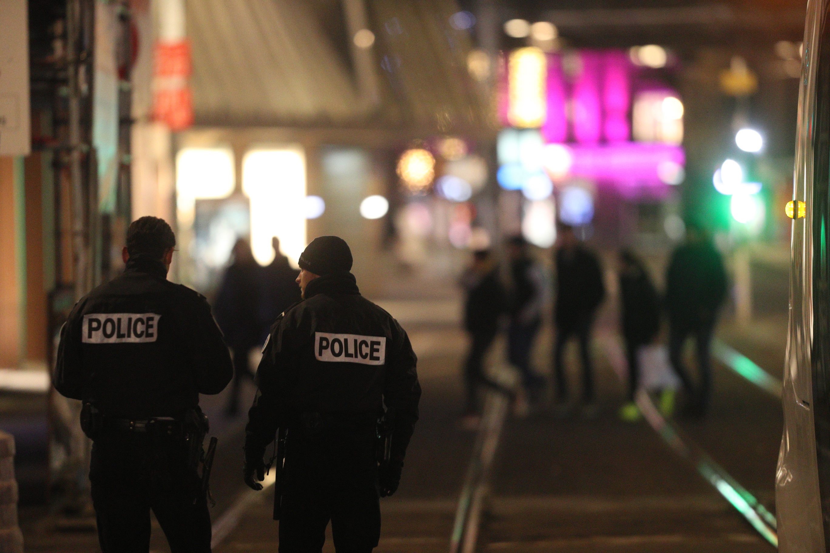 Френската полиция подозира, че стрелбата близо до коледния базар в Страсбург е терористичен акт, предаде ДПА. Полицията съобщи, че при инцидента са загинали четирима души и са били ранени 11. Нападателят е избягал от местопрестъплението и се издирва. Той е бил ранен след престрелка с полицията.