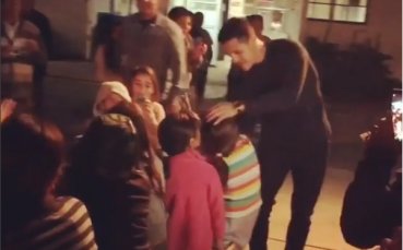 Алексис Санчес се лекува с добри дела и прегръдки