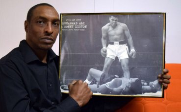 Синът на Мохамед Али едва свързва двата края