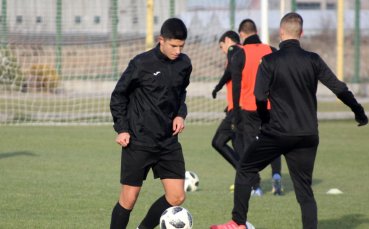 Николай Киров взе двама 16-годишни за мача с ЦСКА