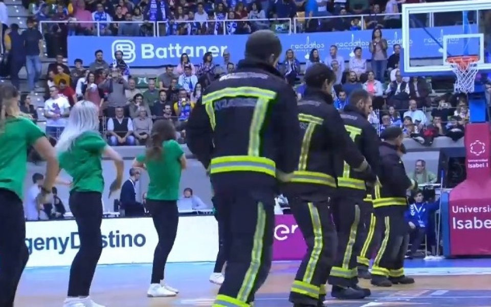 Пожарникари и мажоретки танцуваха заедно в Испания