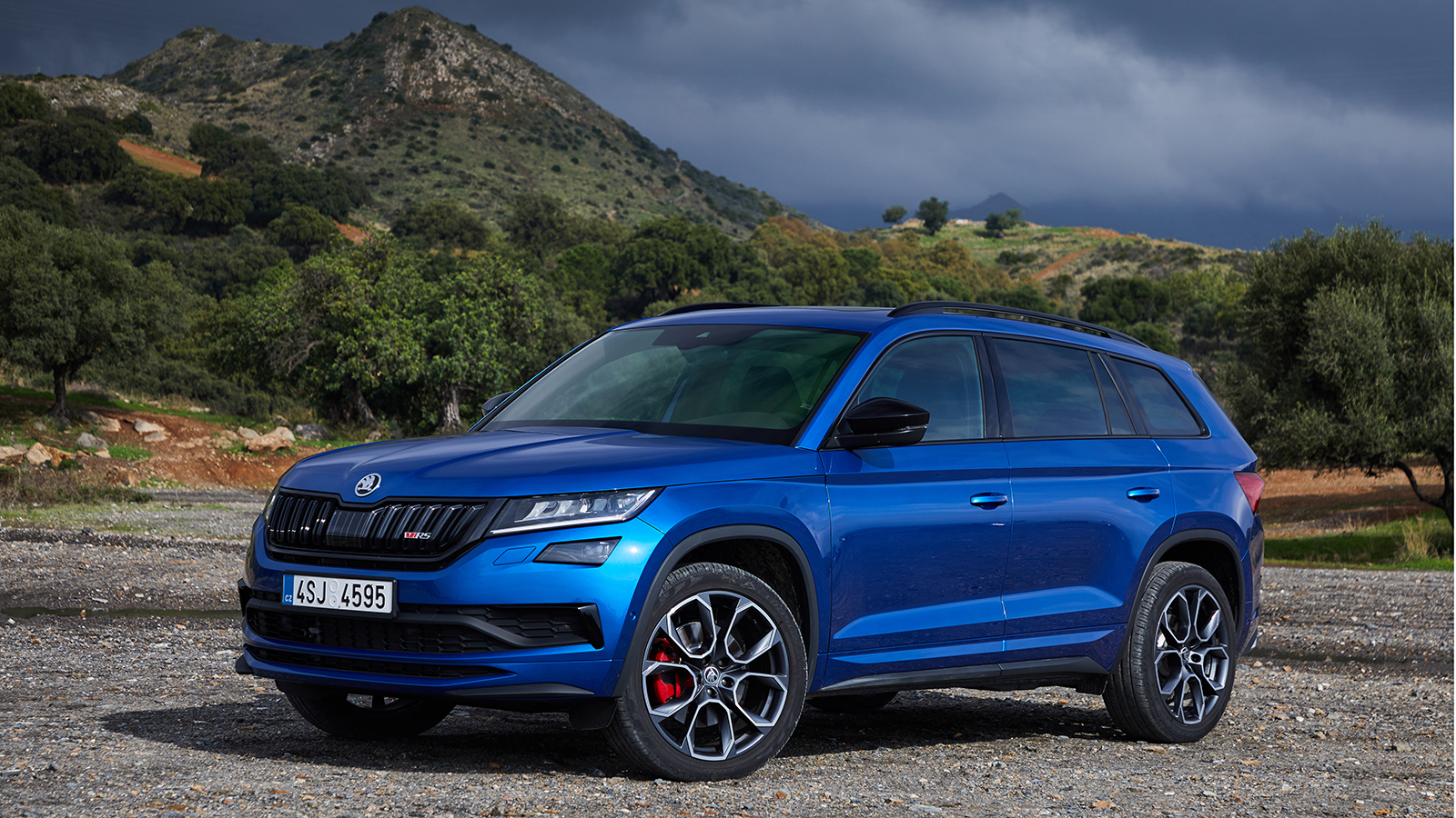 Skoda Kodiaq RS е топ изпълнението в моделното семейство. Няма амбициите да прави оборота, на него се пада честа да трупа имидж за марката, тъй като разчита на най-мощния дизел, който доскоро се предлагаше за Porsche Macan. А и защо иначе ще носи приза „Най-бърз 7-местен SUV на Нордшлайфе”?