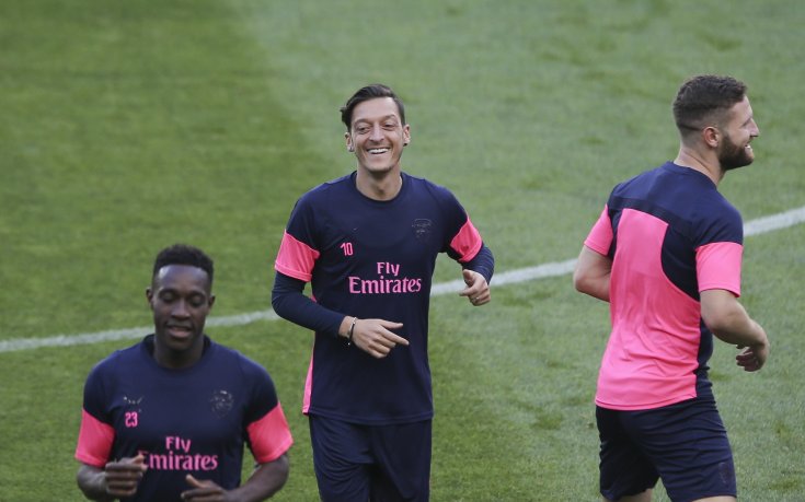 Месут Йозил не иска да си тръгва от Арсенал