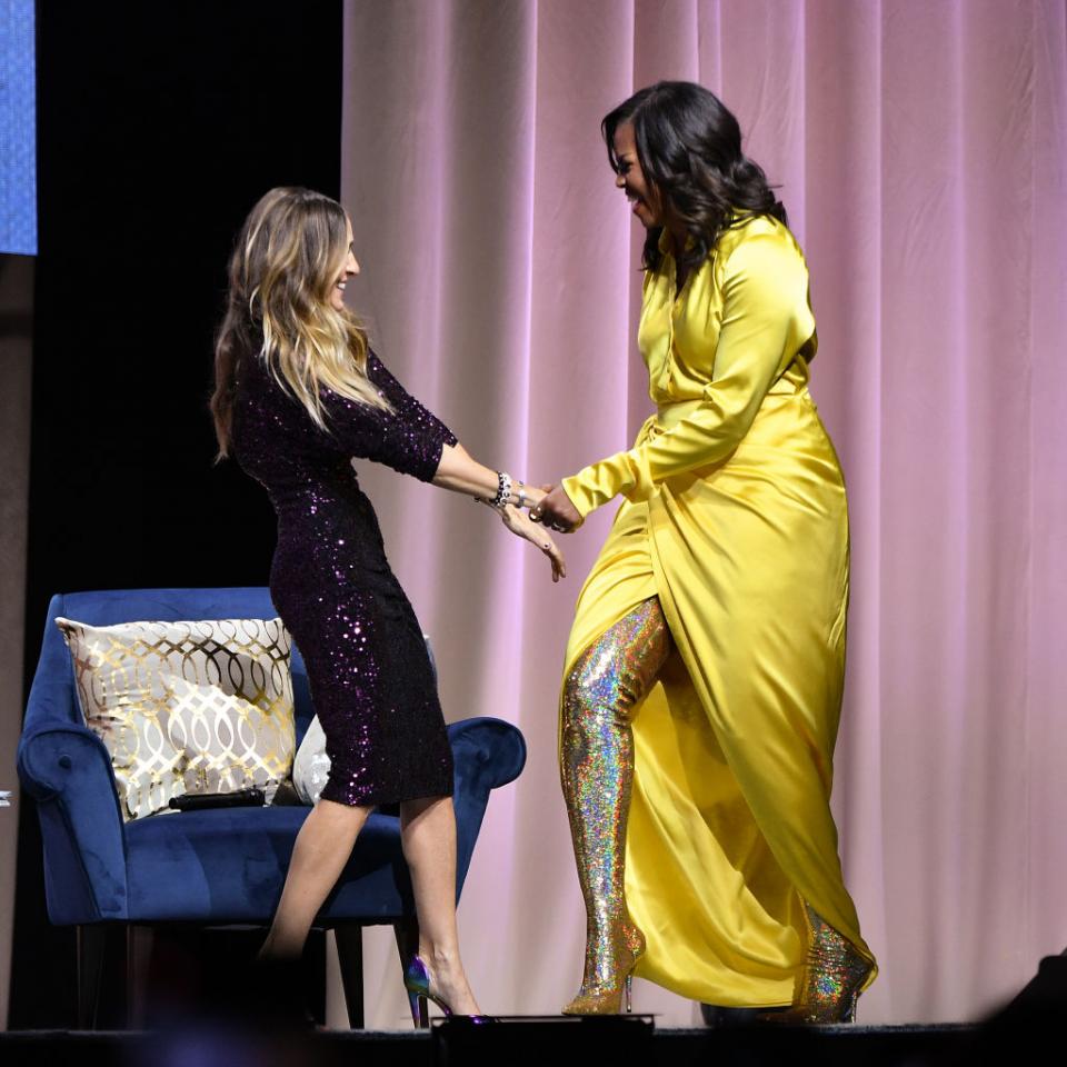 Мишел Обама продължава турнето за представяне на автобиографичната си книга Becoming. Преди седмица тя се оказа в Бруклин, където седна да поговори по женски с актрисата Сара Джесика Паркър., На срещата госпожа Обама се появи с екстравагантен тоалет. Бившата първа дама бе избрала предизвикателен тоалет на Balenciaga от пролетната колекция на марката. Жълтата рокля с дълбока цепка тя бе комбинирана с холограмни ботуши чизми на висок ток от същата марка.