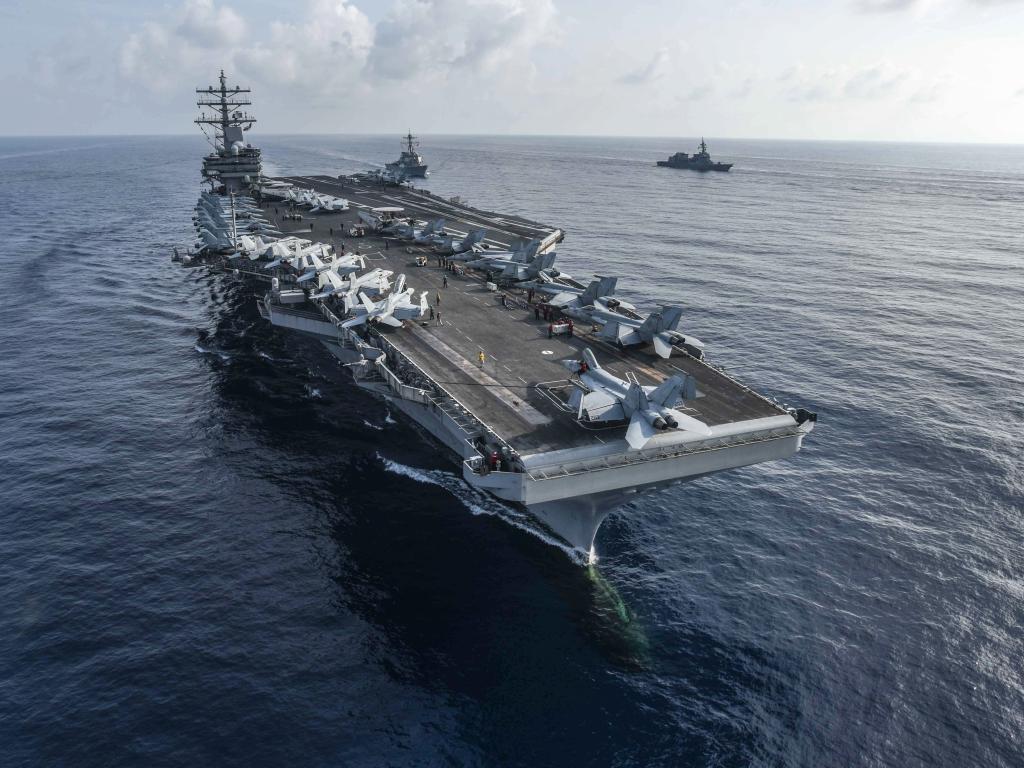 Самолетоносачът USS Harry S Truman се е сблъскал с търговски