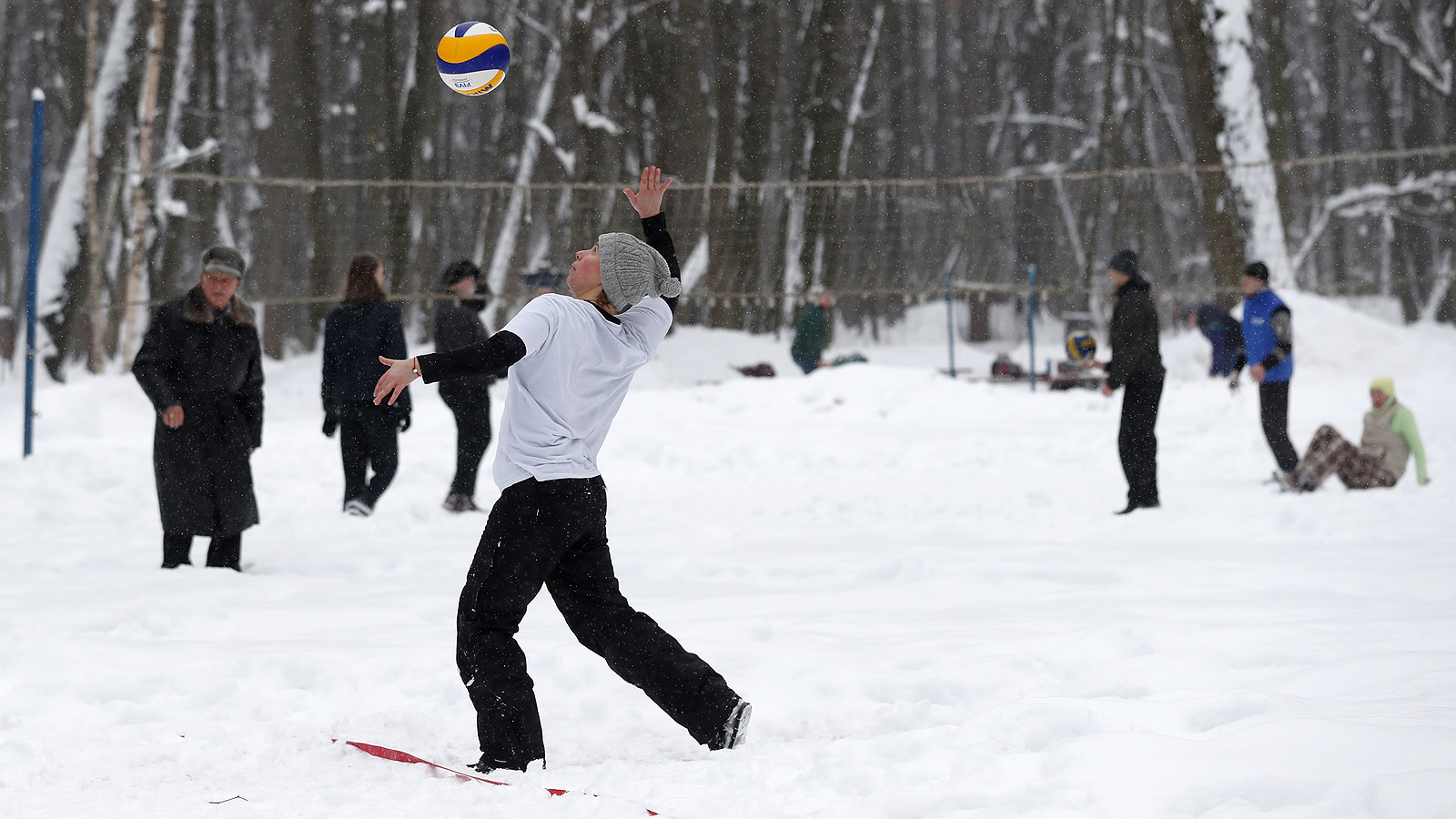 Московчани се забавляват в зимен ден в Парк Царицино, в южната част на Москва, Русия